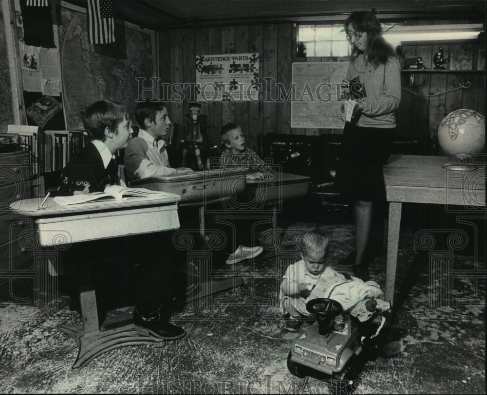 1986 Press Photo Children being home schooled in Wisconsin - mja97470 - Historic Images