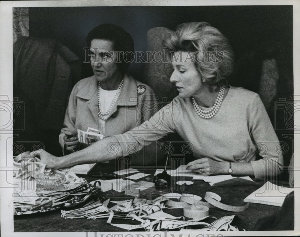 1967 Mrs. Duke and Duchess of Infantado collect money for charity-Historic Images