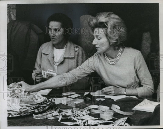 1967 Mrs. Duke and Duchess of Infantado collect money for charity-Historic Images