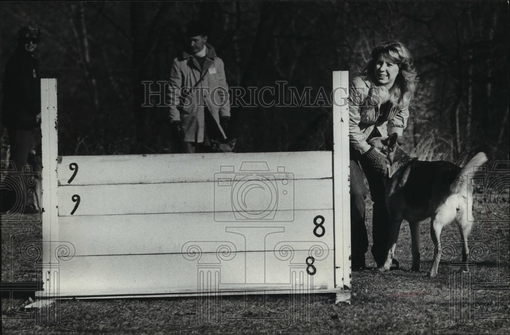 1979 Press Photo Diane Jahnke trains her dog to jump a fence in Milwaukee - Historic Images