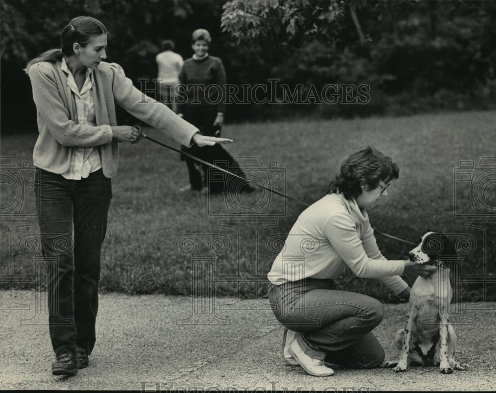 1985 Nancy Warren and Debbie Dubey train springer spaniel to &quot;stay&quot; - Historic Images