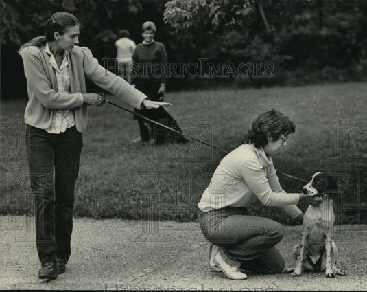 1985 Nancy Warren and Debbie Dubey train springer spaniel to "stay" - Historic Images