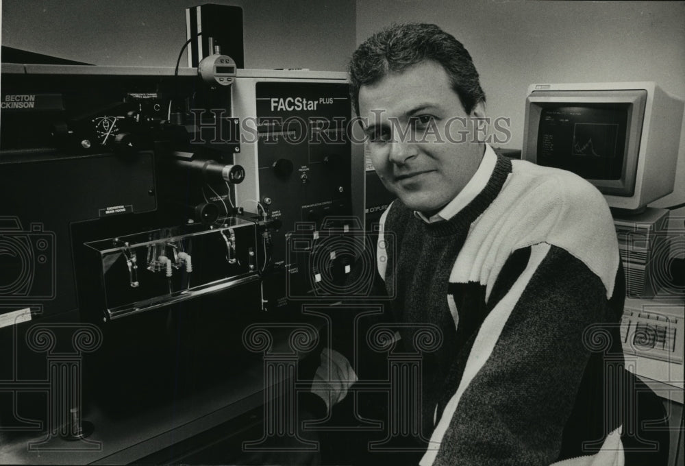 1988 Immunologist Doctor David Eckels with new equipment Milwaukee - Historic Images