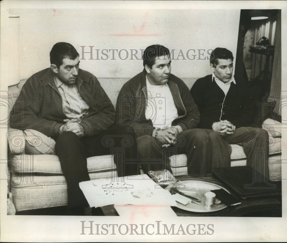 1962 Press Photo Three IL. men sit on couch as he read charges to them. - Historic Images