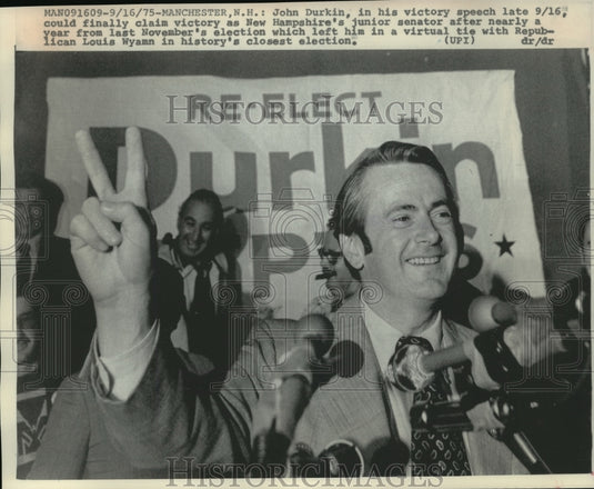 1975 Press Photo John Durkin Gives Victory Speech as Junior Senator over Wyman - Historic Images