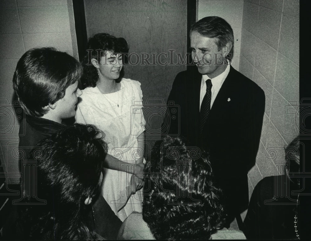 1985 Governor Earl Talks To Horning Middle School Students Waukesha - Historic Images