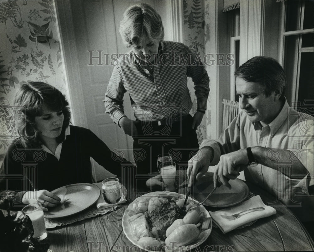 1983 Press Photo Governor Earl Carves the Family Dinner in Executive Mansion - Historic Images