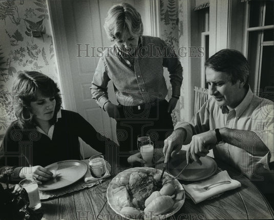 1983 Press Photo Governor Earl Carves the Family Dinner in Executive Mansion - Historic Images