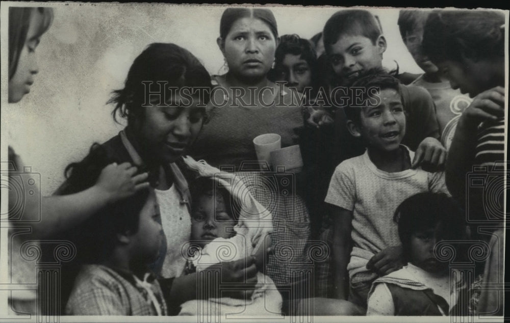 1976 group of Guatemalan earthquake survivors - Historic Images