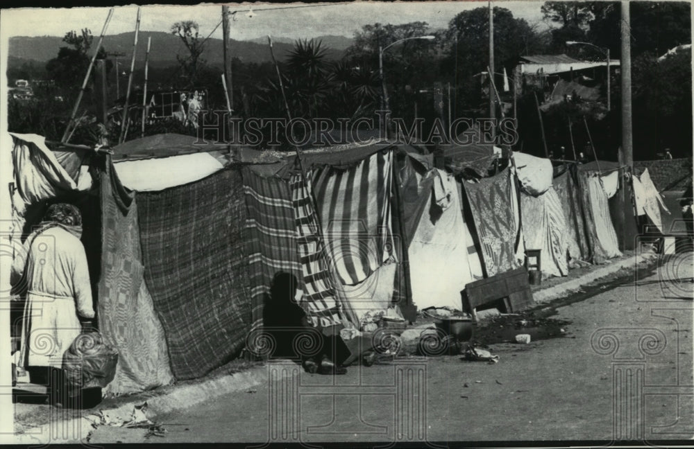 1976 Press Photo Residents built makeshift homes in Guatemala City - mja97765 - Historic Images