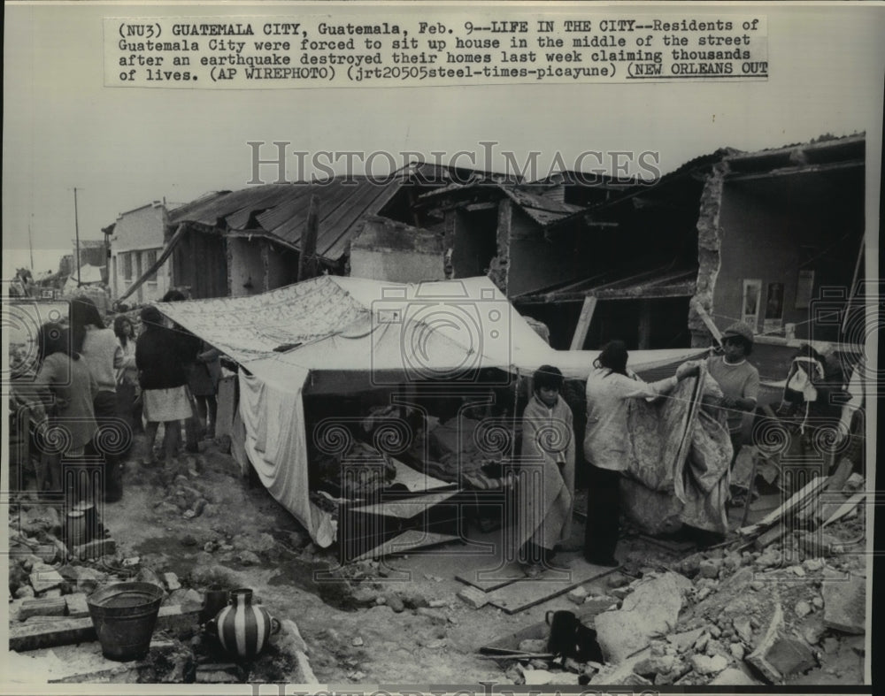 1976 Press Photo Residents setup makeshift housing after Earthquake, Guatemala - Historic Images