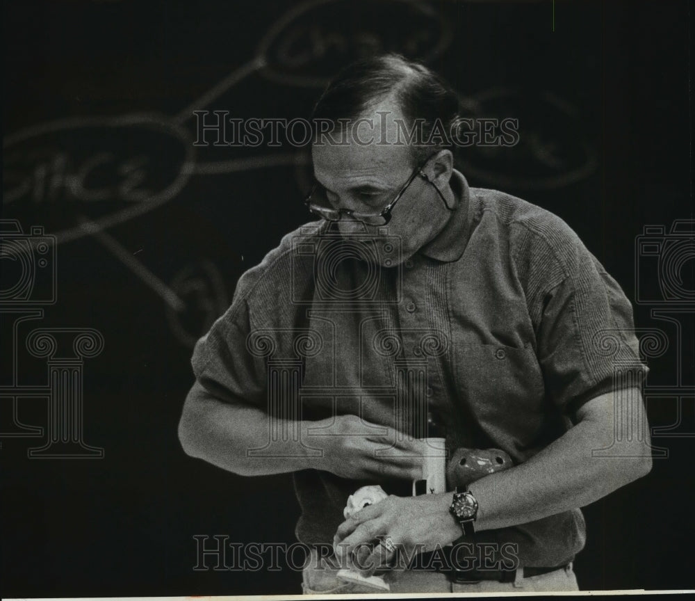 1994 Press Photo Jim Burk, teacher at Elm Elementary School - mja97769 - Historic Images