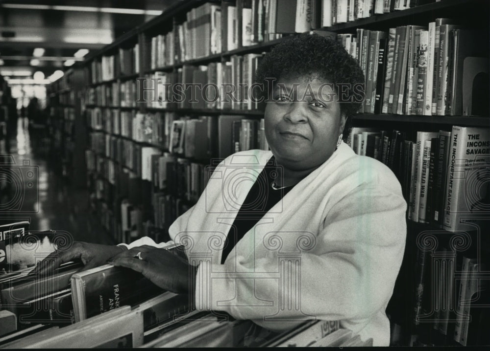 1992 Press Photo Paula Dorsey, clerk in Milwaukee City Library - mja97824 - Historic Images