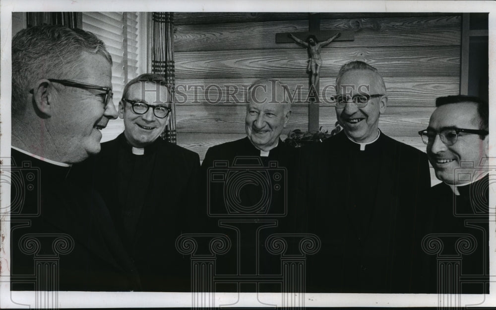 1969 Press Photo Archbishop William Cousins and Milwaukee Catholic priests - Historic Images
