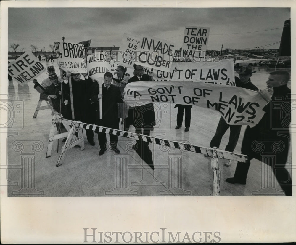 1962 Press Photo Demonstrators protest Mr. Kennedy's decision - mja97850 - Historic Images