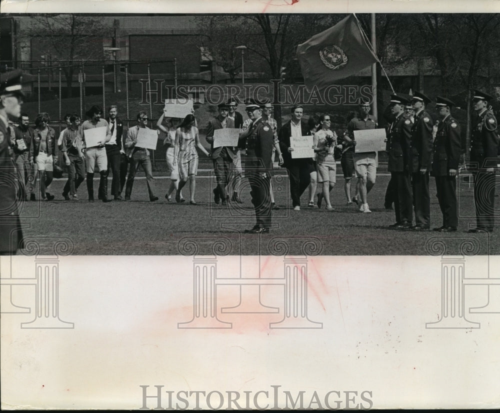 1987 Press Photo Milwaukee&#39;s protesters Join ROTC for their Honoring Ceremony - Historic Images