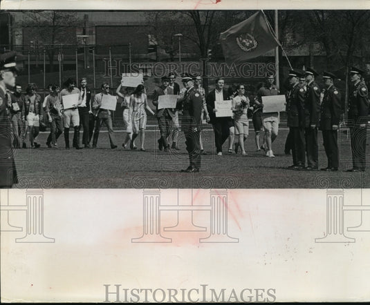 1987 Press Photo Milwaukee's protesters Join ROTC for their Honoring Ceremony - Historic Images
