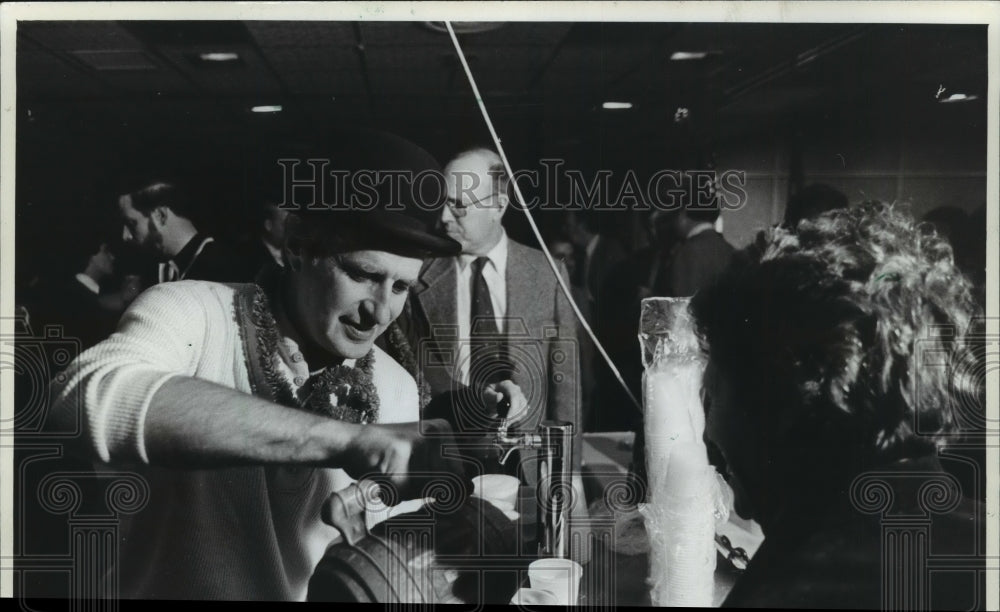 Press Photo Beer being poured - mja97903 - Historic Images