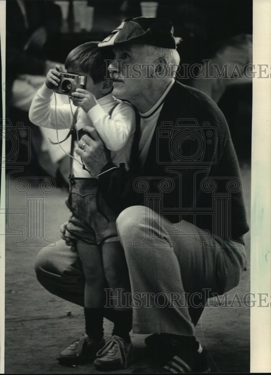 1986 Press Photo Tom Wintheiser helps his grandson, Alex Maslowz take a photo - Historic Images