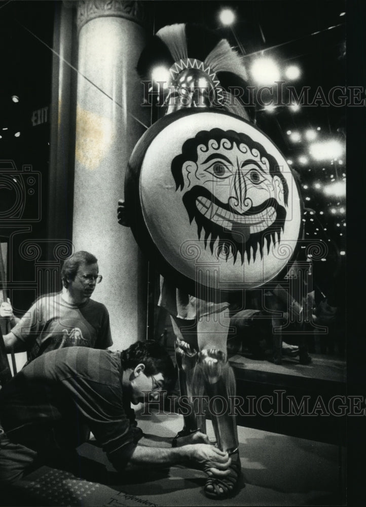 1992 Press Photo Tom Shea reconstructing Greek Hoplite warrior museum exhibit - Historic Images