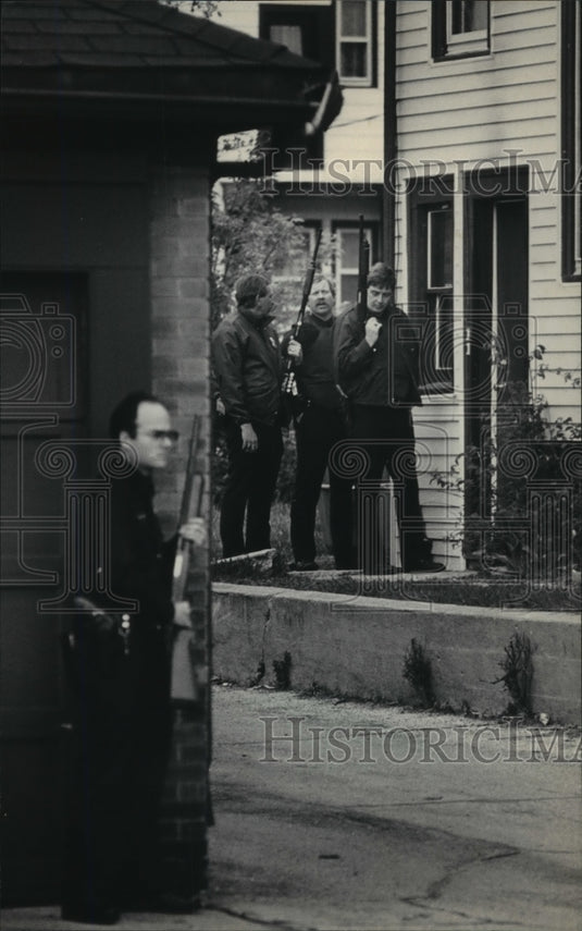 1986 Press Photo Milwaukee Police Surround House after Shooting in Milwaukee. - Historic Images