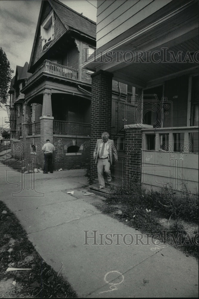 1986 Press Photo Police Investigate a Shooting Scene Milwaukee - mja97981 - Historic Images