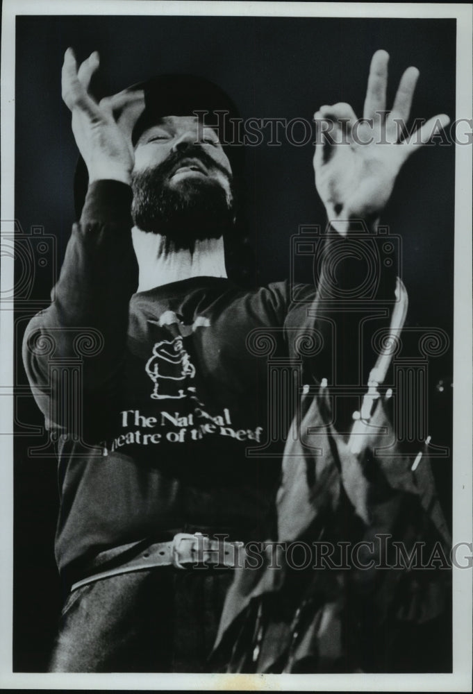 1985 Press Photo Chuck Baird, an actor in the Little Theater of the Deaf - Historic Images