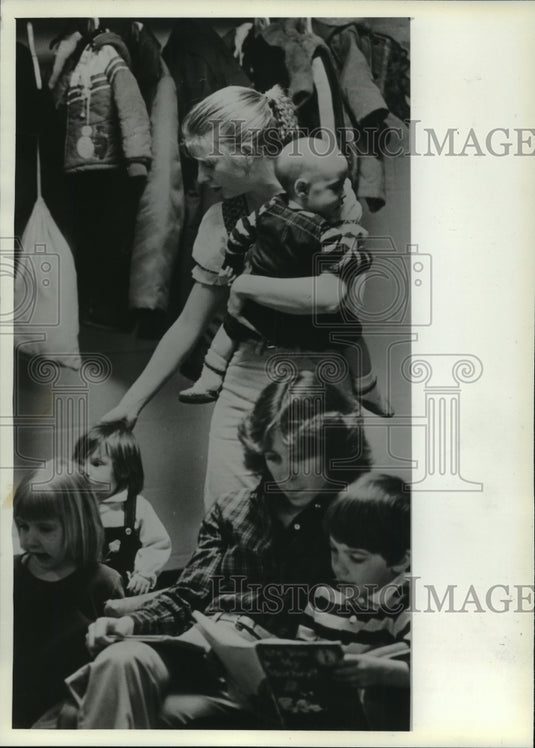 1982 Mulberry Bush director Mary Kenwood and staffer Chris Schendler - Historic Images