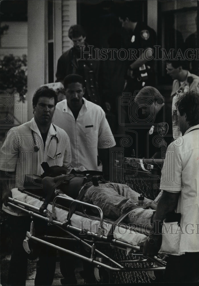 1989 Press Photo Medical Personnel Assist 15-year-old Milwaukee Shooting Victim - Historic Images