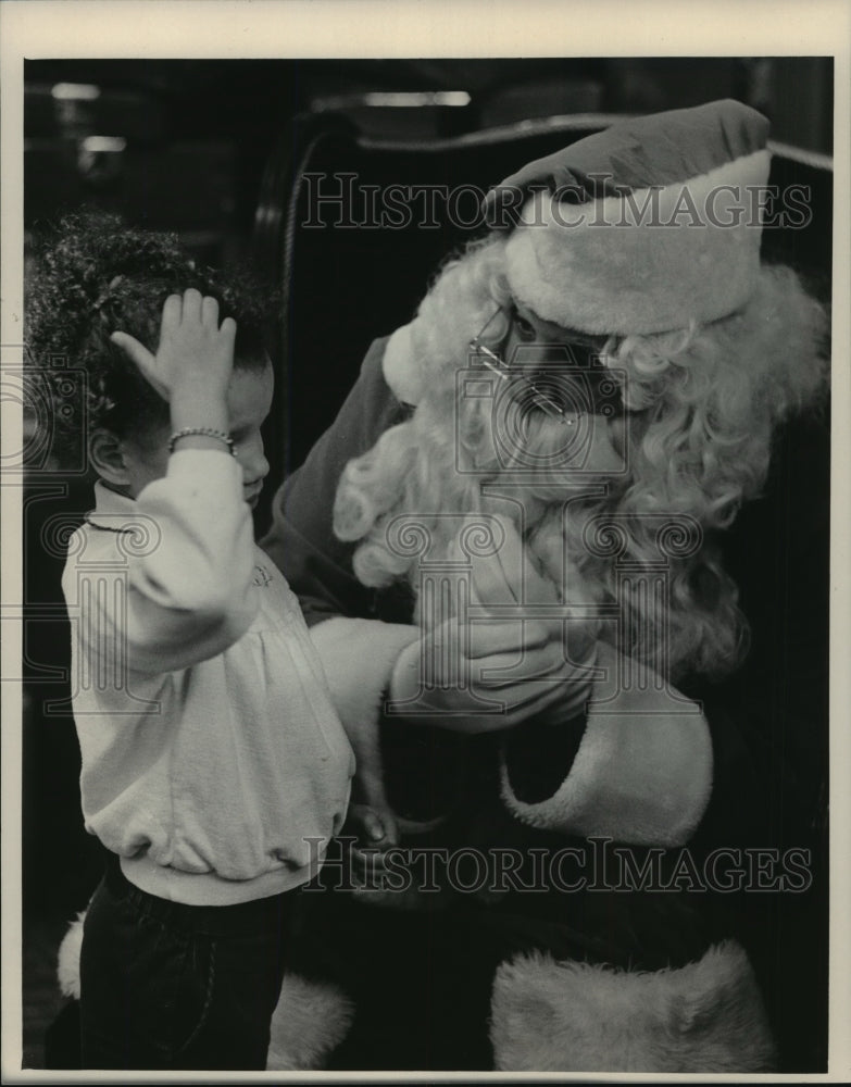 1984 Press Photo Fabiana Mollinger tells santa what she wants in sign language - Historic Images