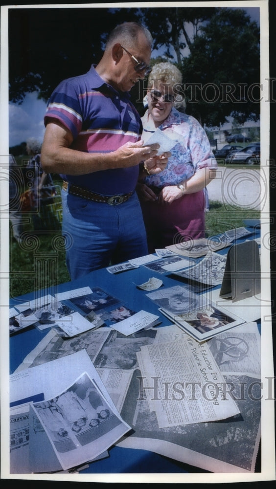 1993 Press Photo Wally and Joyce Leverenz learn about the Palestine School - Historic Images