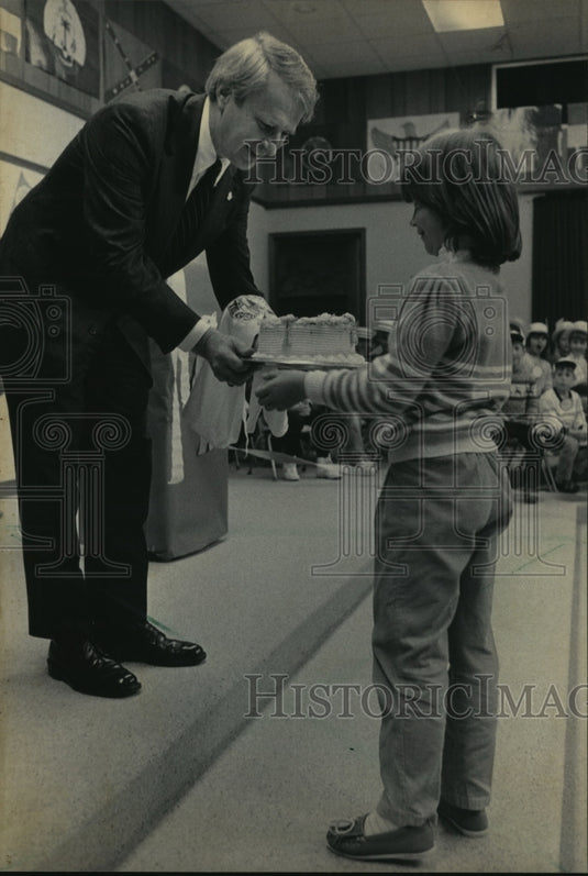 1986 Press Photo West Bend pupils present a birthday cake to Gov. Anthony Earl. - Historic Images