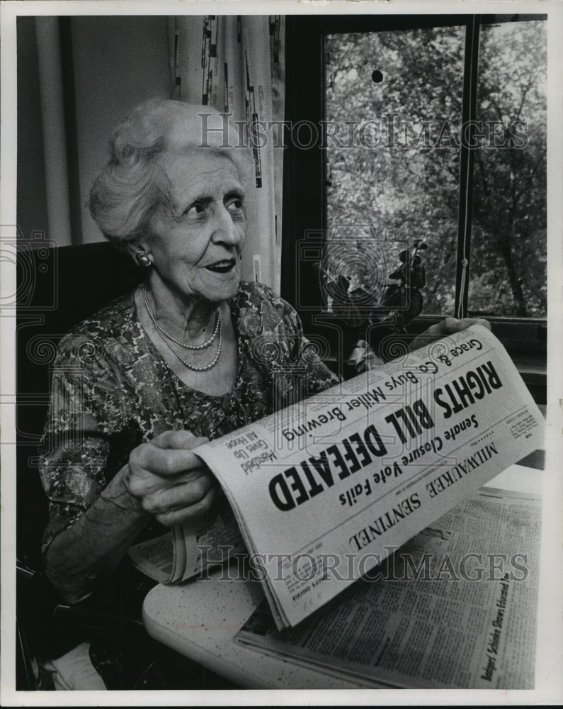 1966 Press Photo Edna Dunlop Only Female Member of Milwaukee Press Club Obituary - Historic Images