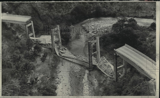 1976 Press Photo A Fallen Bridge Near Guatemala City Prevents Rescue Operations - Historic Images