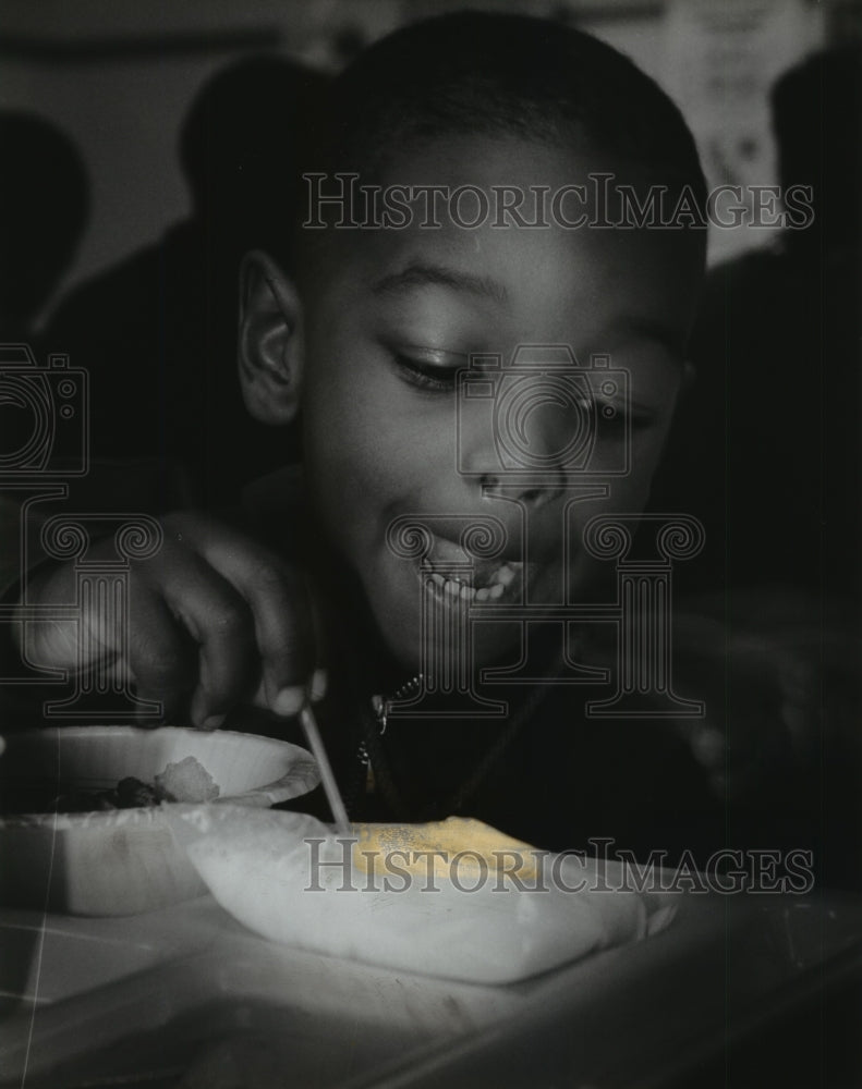 1993 Press Photo Milk Pouches Replace Cartons in 51 Milwaukee Public Schools - Historic Images