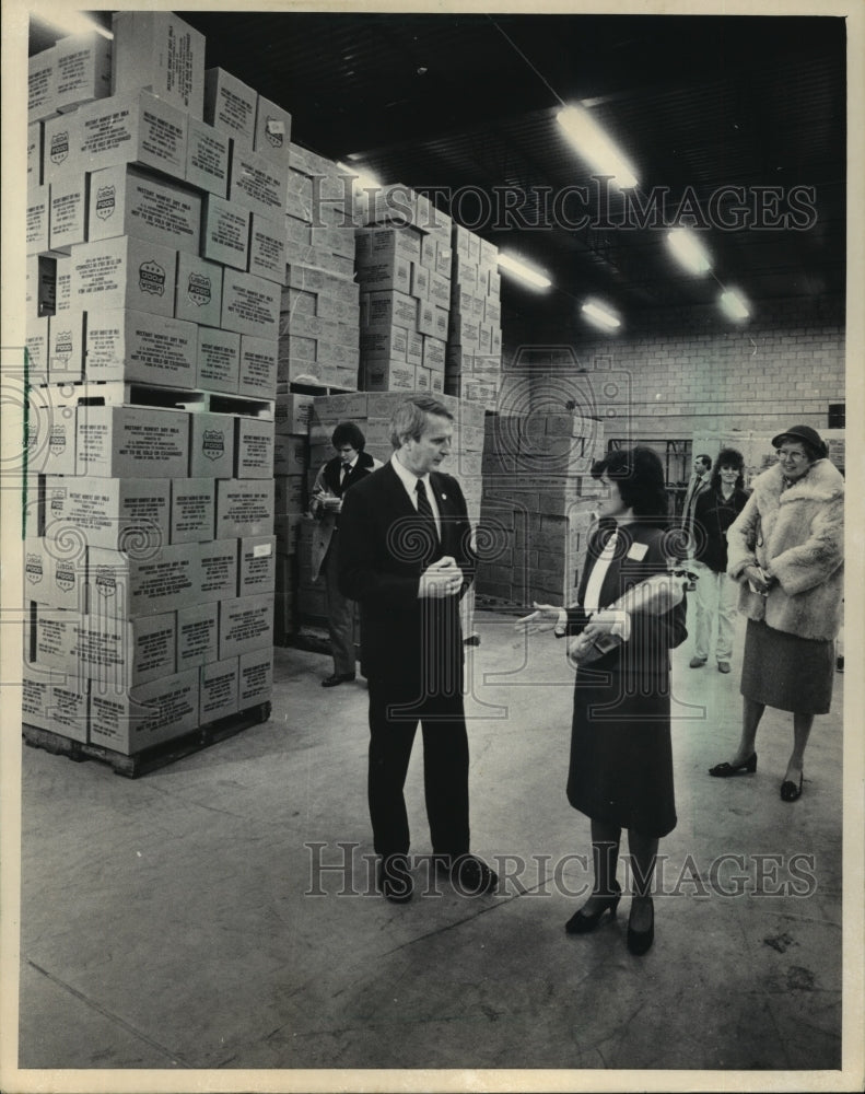 1993 Press Photo Gwen McLean Explains Second Harvesters to Gov.Earl &amp; Others - Historic Images