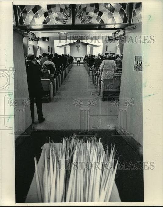 1986 Press Photo Milwaukee St. Agnes Catholic Church Celebrating Palm Sunday - Historic Images