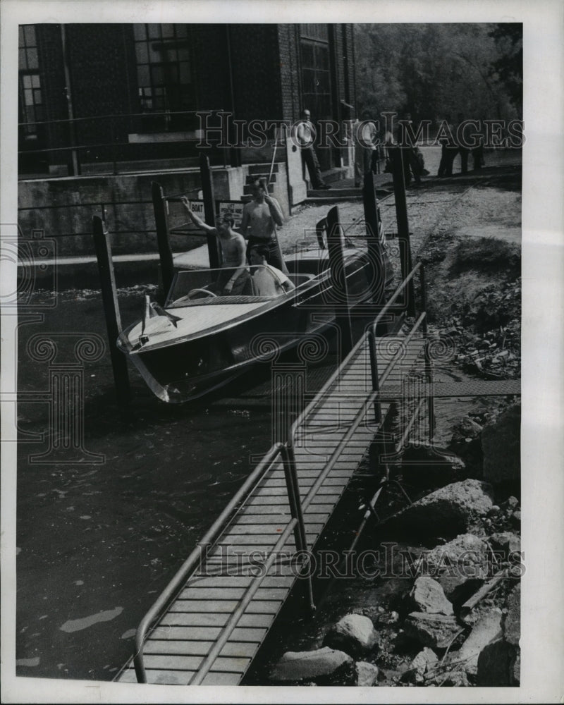 1956 Press Photo Boat Lift Near Edgerton, WI Makes Navigation Possible - Historic Images