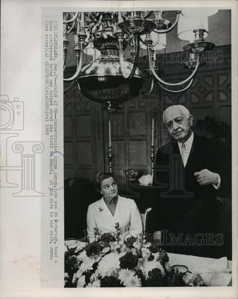 1969 Press Photo Industrialist Cyrus Eaton with his wife Anne at news conference-Historic Images