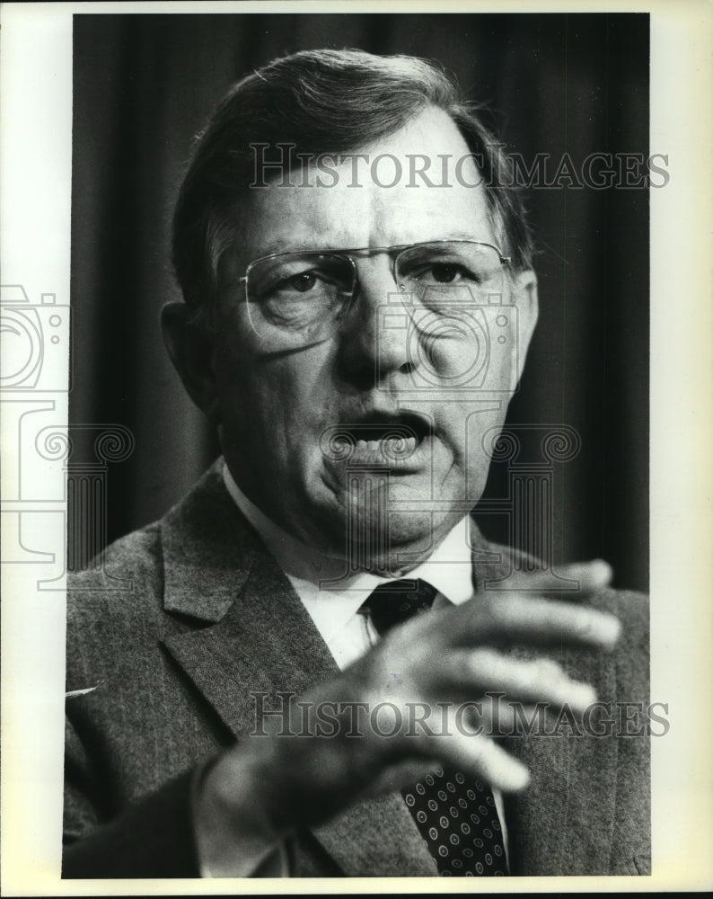 1981 Press Photo Energy Secretary James Edwards speaking at the White House - Historic Images