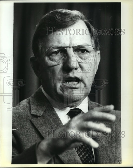 1981 Press Photo Energy Secretary James Edwards speaking at the White House - Historic Images