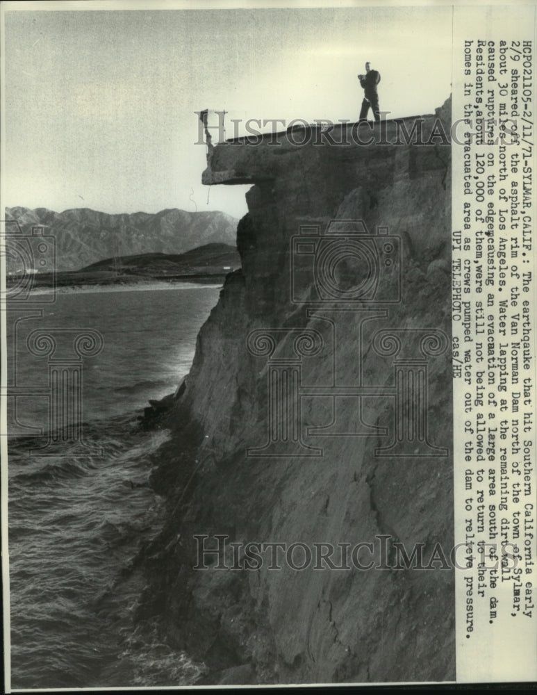 1971 Press Photo An earthquake shears off the asphalt rim of a dam in California - Historic Images