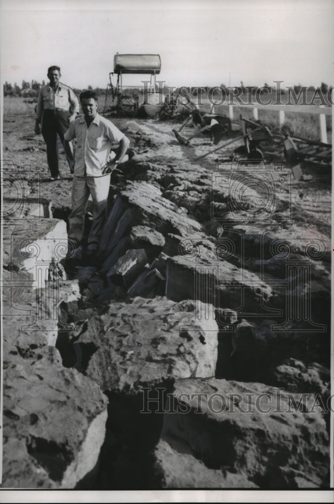1952 Press Photo Earthquake Damage and Farmers in Arvin, California - mja98392-Historic Images