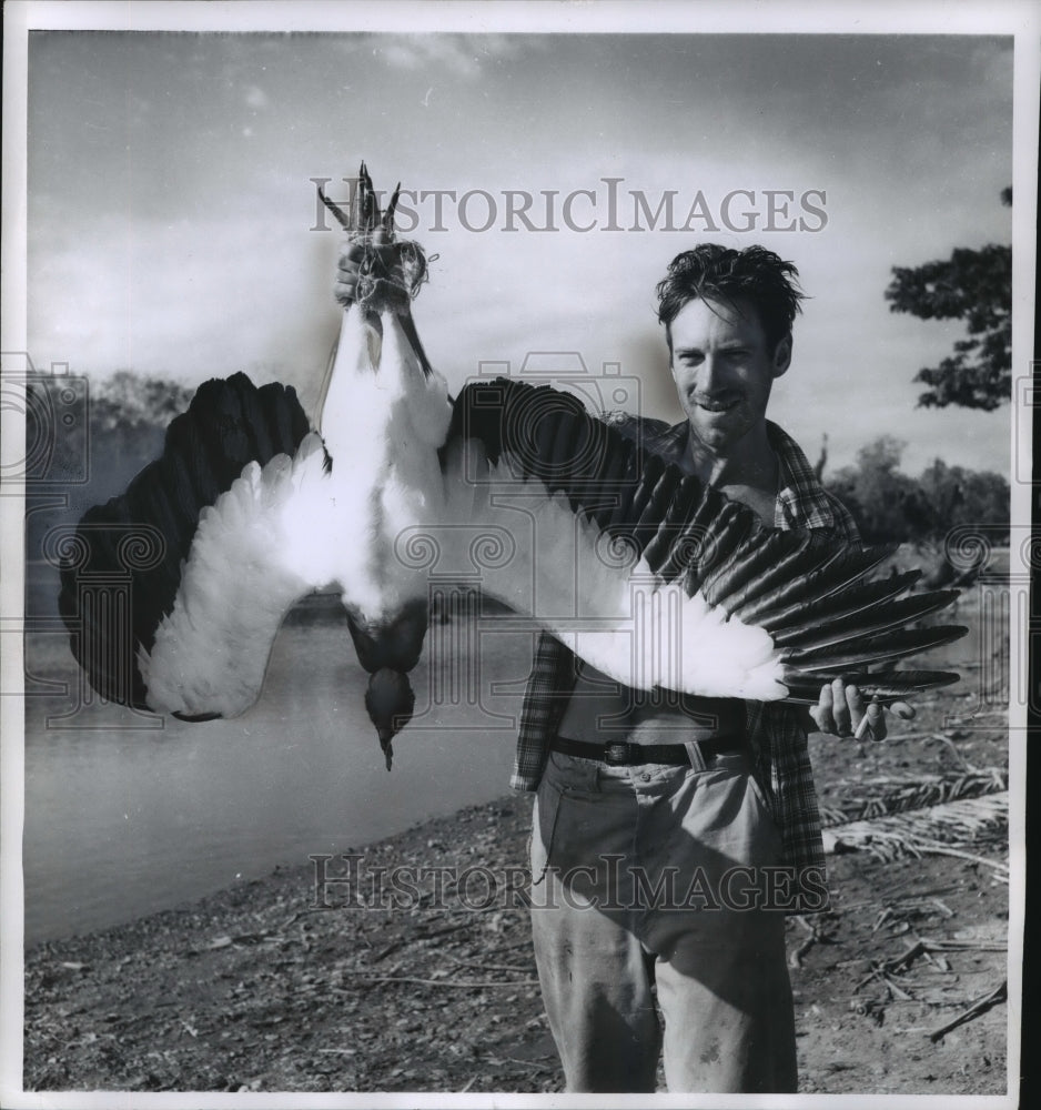 1962 Press Photo Milwaukee hunter with a bird from Guatemala for the museum - Historic Images