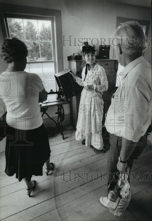 1982 Sally Licht shows visitors Benson House of Old World Wisconsin - Historic Images