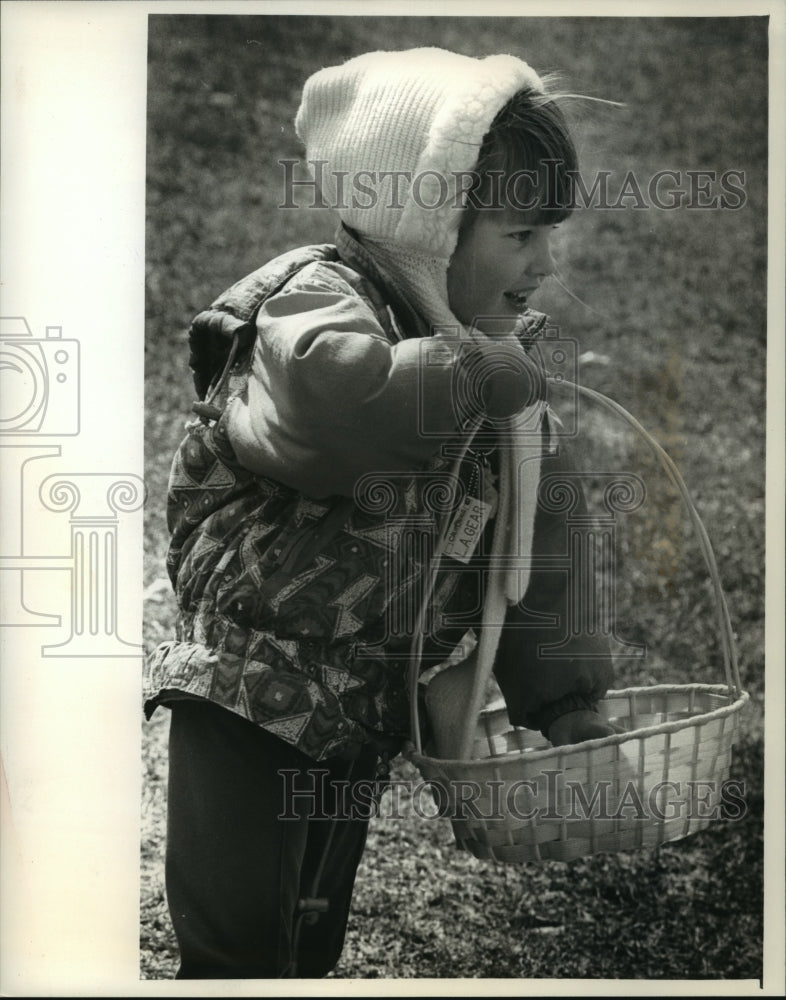 1994 Press Photo Easter egg hunt at Regner Park, Jessica Bruss checks her basket - Historic Images