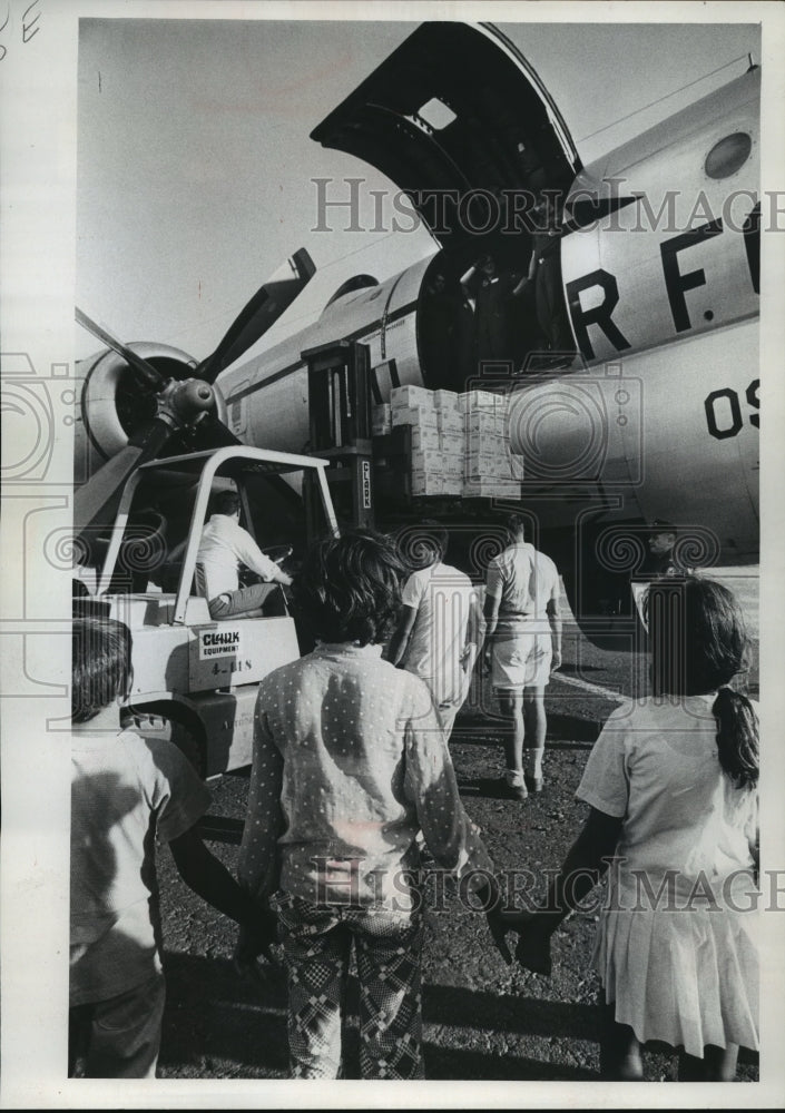 Press Photo Managua, Nicaragua, Las Mercedes airport, food being unloaded. - Historic Images
