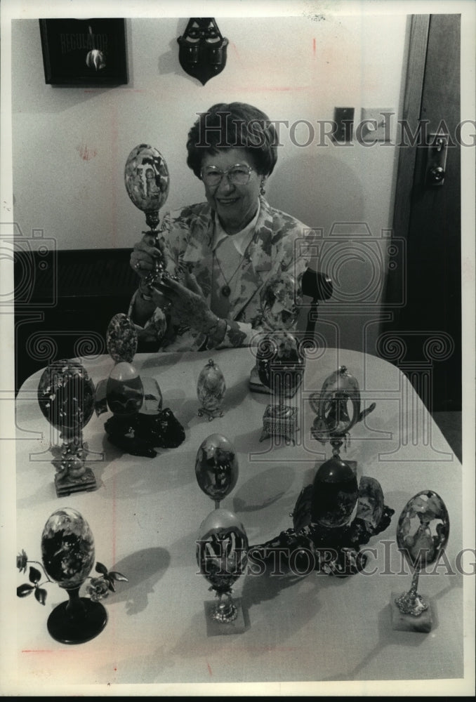 1992 Press Photo Dorotha Tucker and her masterly detailed Easter Egg decorations - Historic Images
