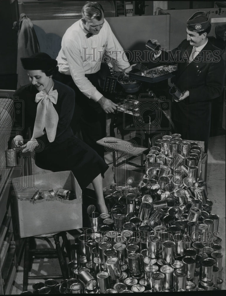 1954 Press Photo Counting the money raised by the Easter Seal Society, Milwaukee - Historic Images