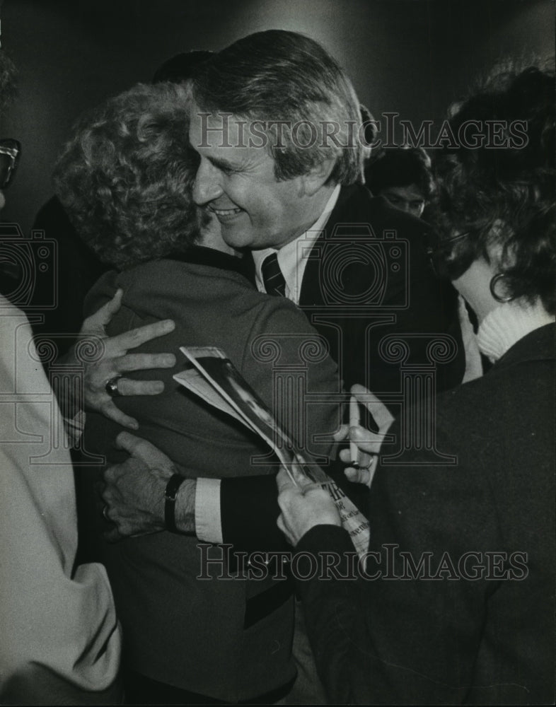 1982 People wait for an autograph at Anthony Earl&#39;s election night - Historic Images